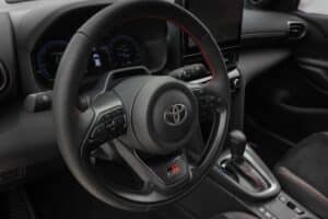 1920_2026_yariscross_stormgrey_interior_04 (1)
