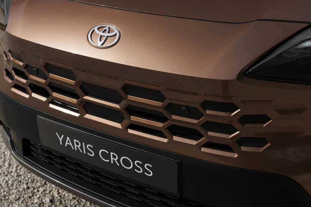 https://cdn.autogreeknews.gr/wp-content/uploads/2026/04/1920_yariscross_highgrade_preciousbronze_exterior-01-1.jpg