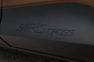 1920_yariscross_highgrade_preciousbronze_exterior-04 (1)