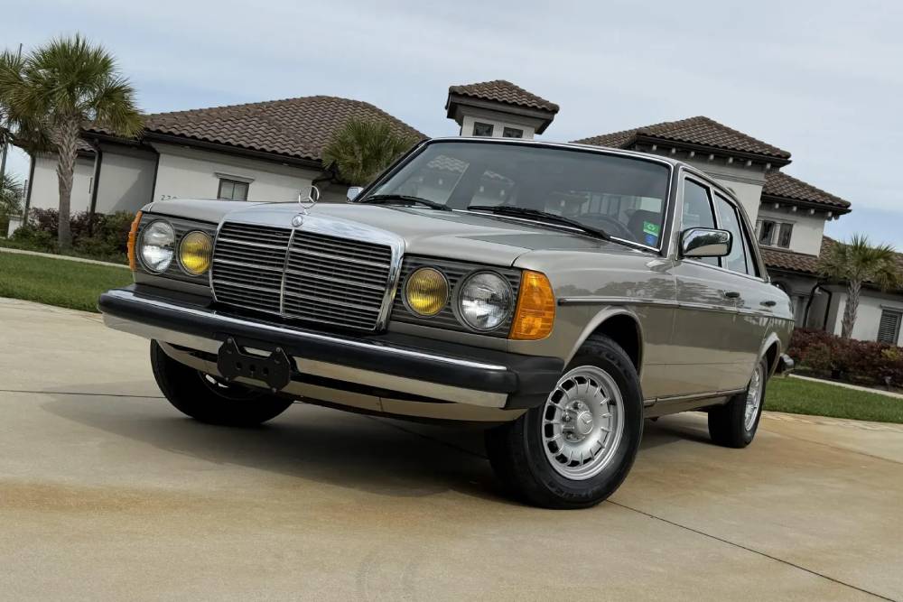 https://cdn.autogreeknews.gr/wp-content/uploads/2026/04/1985-Mercedes-300D-Auction-11.jpg