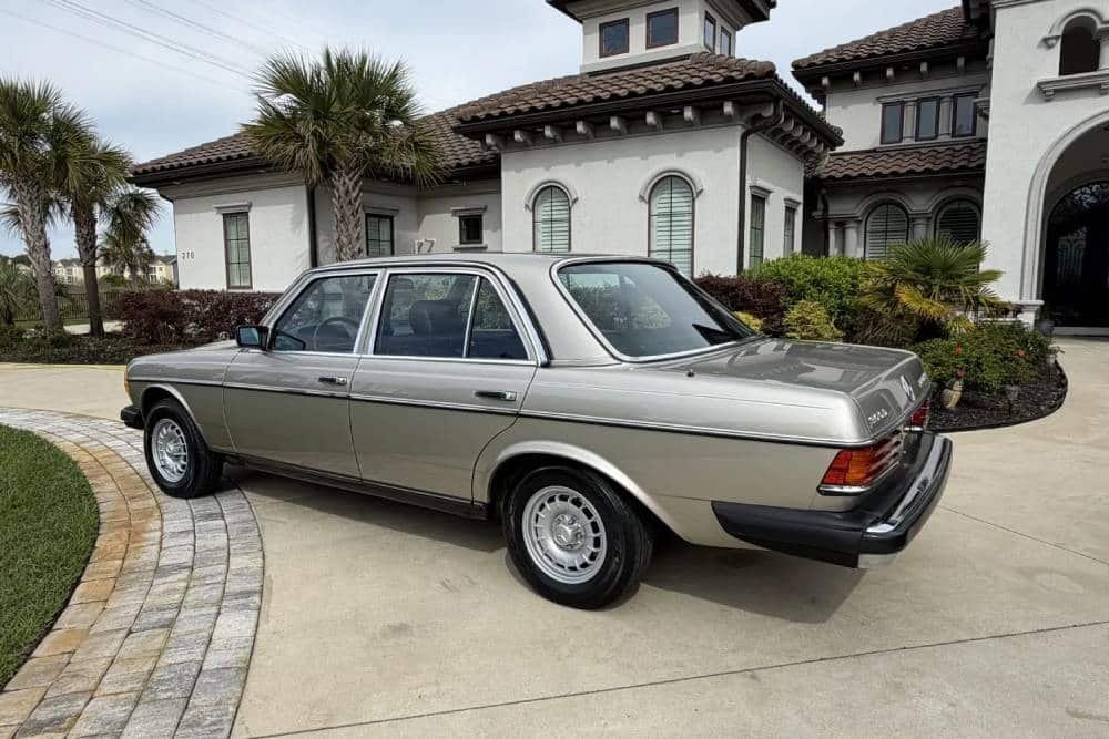 https://cdn.autogreeknews.gr/wp-content/uploads/2026/04/1985-Mercedes-300D-Auction-15.jpg