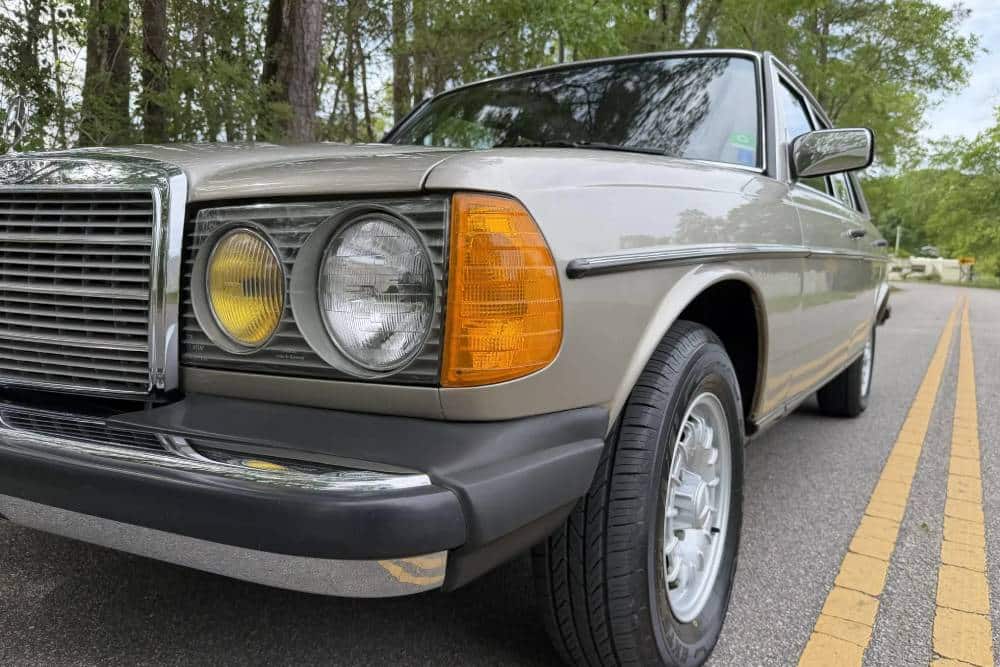 https://cdn.autogreeknews.gr/wp-content/uploads/2026/04/1985-Mercedes-300D-Auction-16.jpg