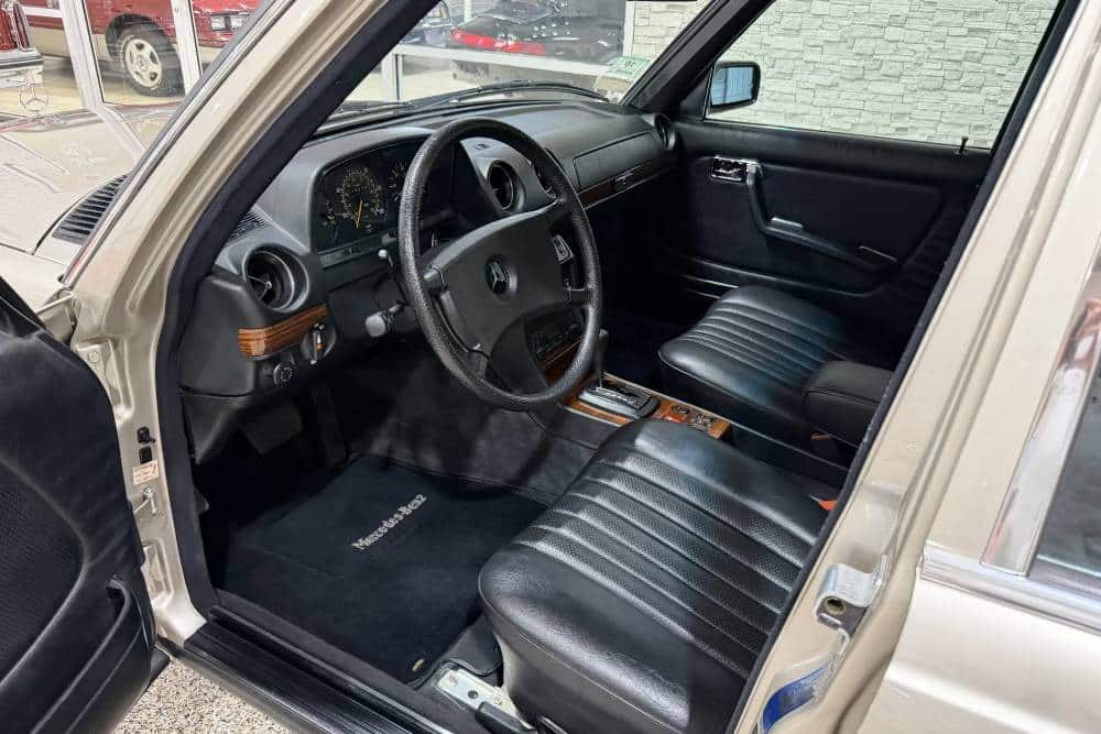 https://cdn.autogreeknews.gr/wp-content/uploads/2026/04/1985-Mercedes-300D-Auction-19.jpg