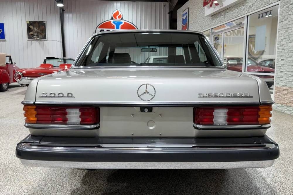 https://cdn.autogreeknews.gr/wp-content/uploads/2026/04/1985-Mercedes-300D-Auction-5.jpg