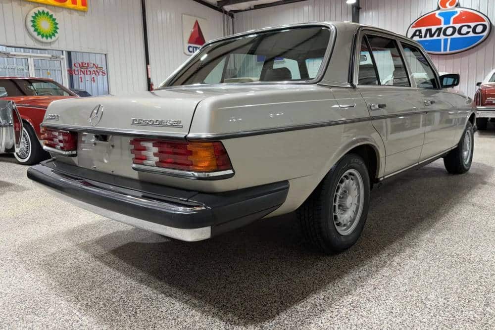 https://cdn.autogreeknews.gr/wp-content/uploads/2026/04/1985-Mercedes-300D-Auction-6.jpg