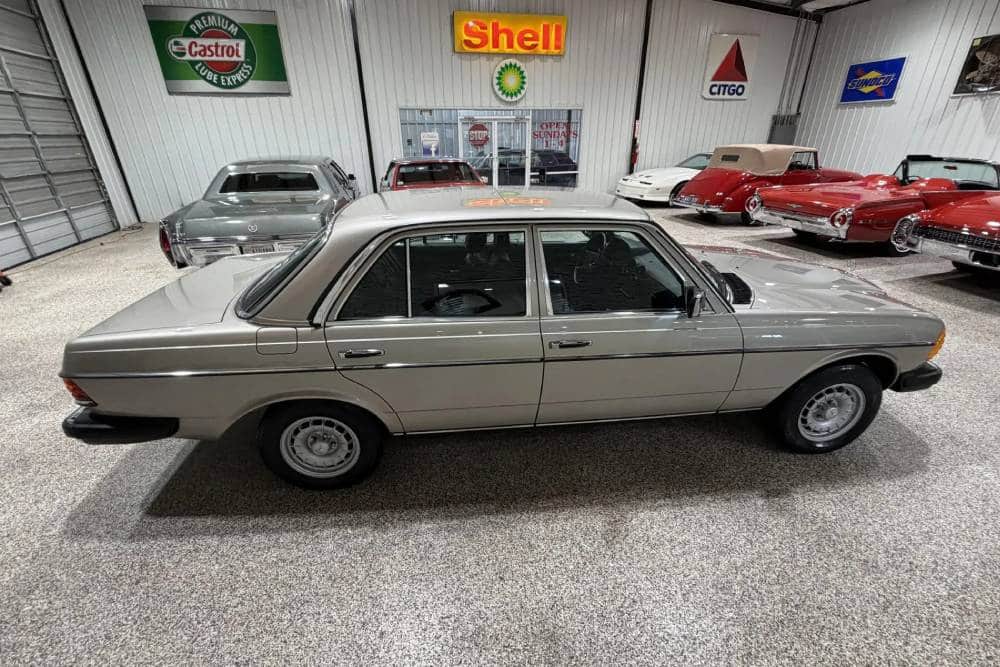 https://cdn.autogreeknews.gr/wp-content/uploads/2026/04/1985-Mercedes-300D-Auction-7.jpg