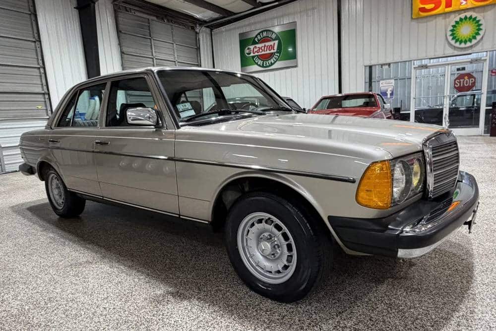 https://cdn.autogreeknews.gr/wp-content/uploads/2026/04/1985-Mercedes-300D-Auction-9.jpg