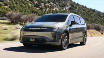 Λάμπει το πρώτο καινούργιο Chrysler εδώ και 10 χρόνια