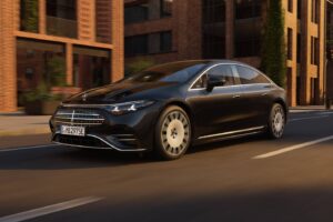 Νέα Mercedes EQS με τιμόνι σε στυλ ΚΙΤΤ και 926 χλμ. αυτονομία