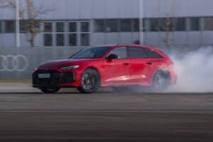 Σαν πισωκίνητο καίει λάστιχα το νέο Audi RS 5 (+video)