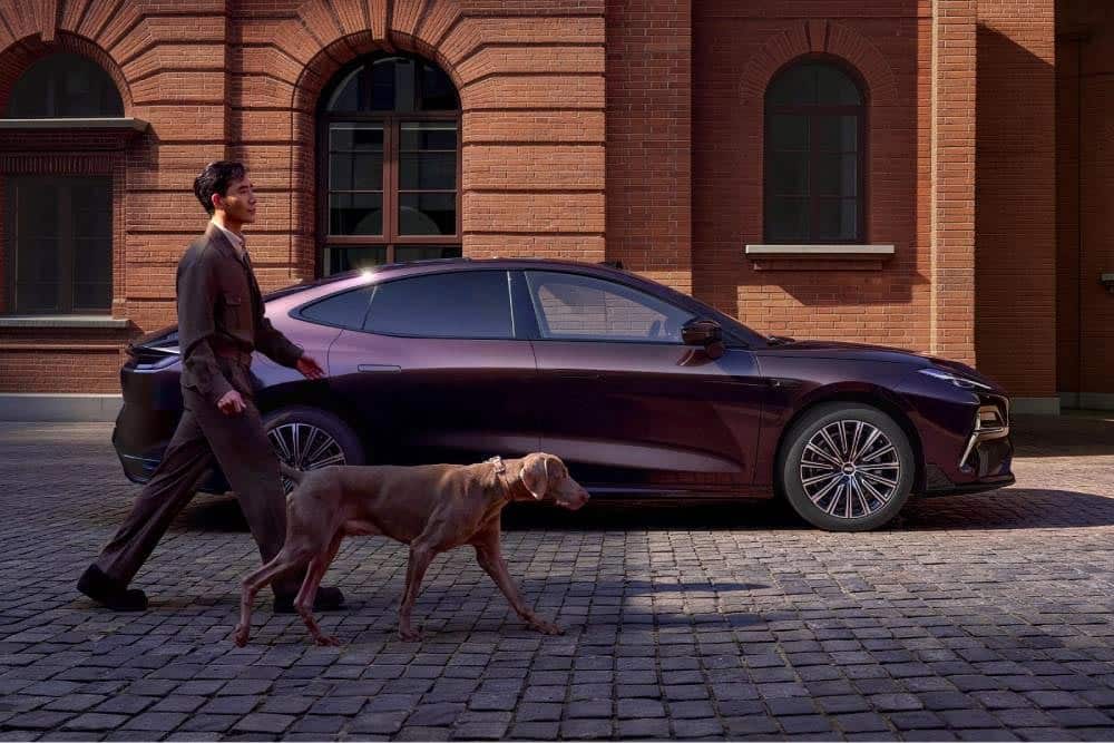 Η κινέζικη limo των 400 ίππων που καίει 3,3 λίτρα/100 χλμ.