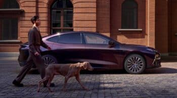 Η κινέζικη limo των 400 ίππων που καίει 3,3 λίτρα/100 χλμ.