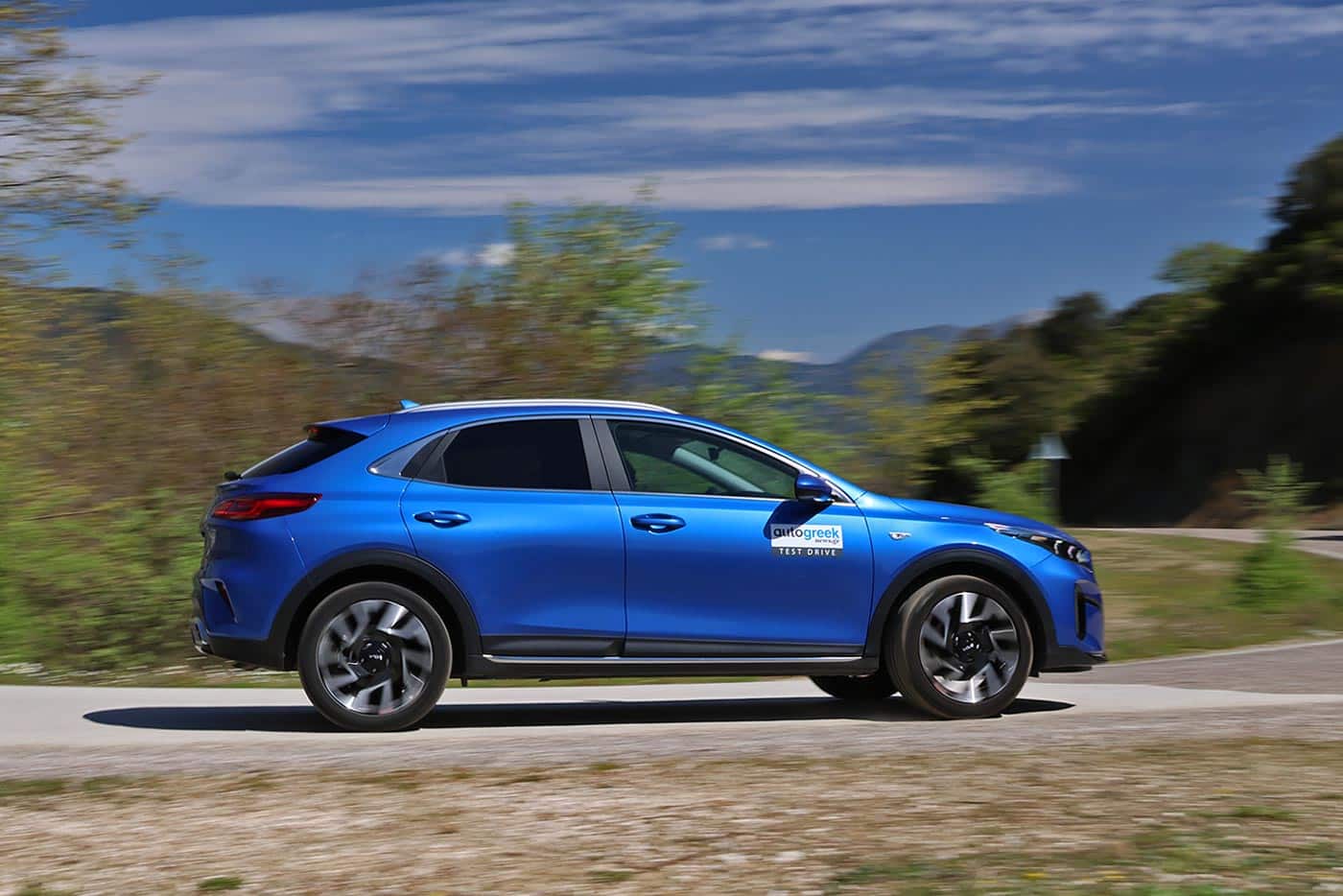 https://cdn.autogreeknews.gr/wp-content/uploads/2026/04/Kia-XCeed-side.jpg