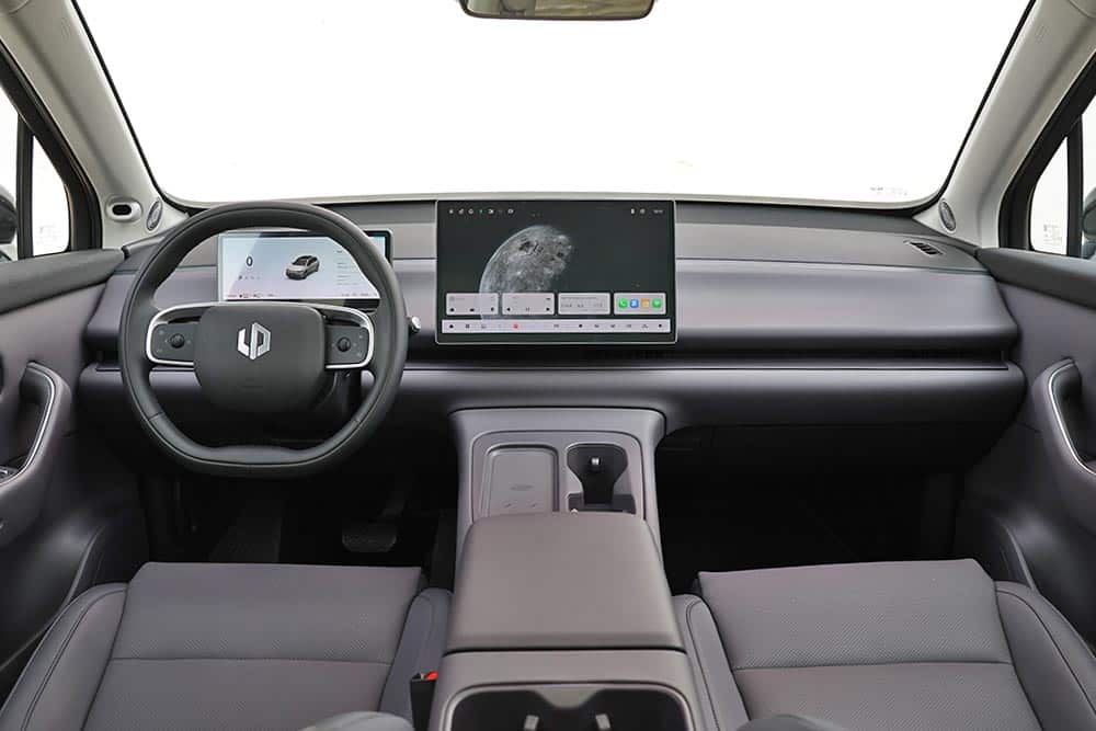 https://cdn.autogreeknews.gr/wp-content/uploads/2026/04/Leapmotor-C10-Hybrid-EV-interior-1.jpg