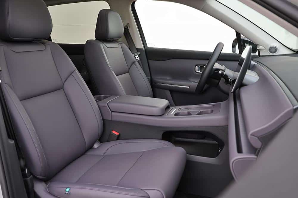 https://cdn.autogreeknews.gr/wp-content/uploads/2026/04/Leapmotor-C10-Hybrid-EV-interior-18.jpg