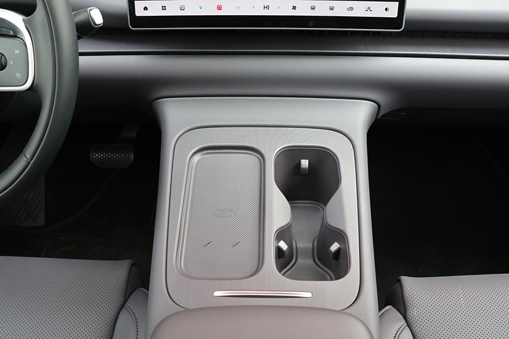 https://cdn.autogreeknews.gr/wp-content/uploads/2026/04/Leapmotor-C10-Hybrid-EV-interior-3.jpg