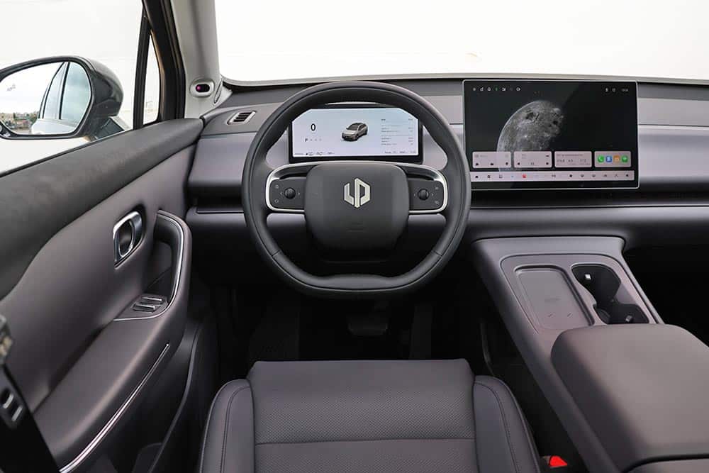 https://cdn.autogreeknews.gr/wp-content/uploads/2026/04/Leapmotor-C10-Hybrid-EV-interior-5.jpg