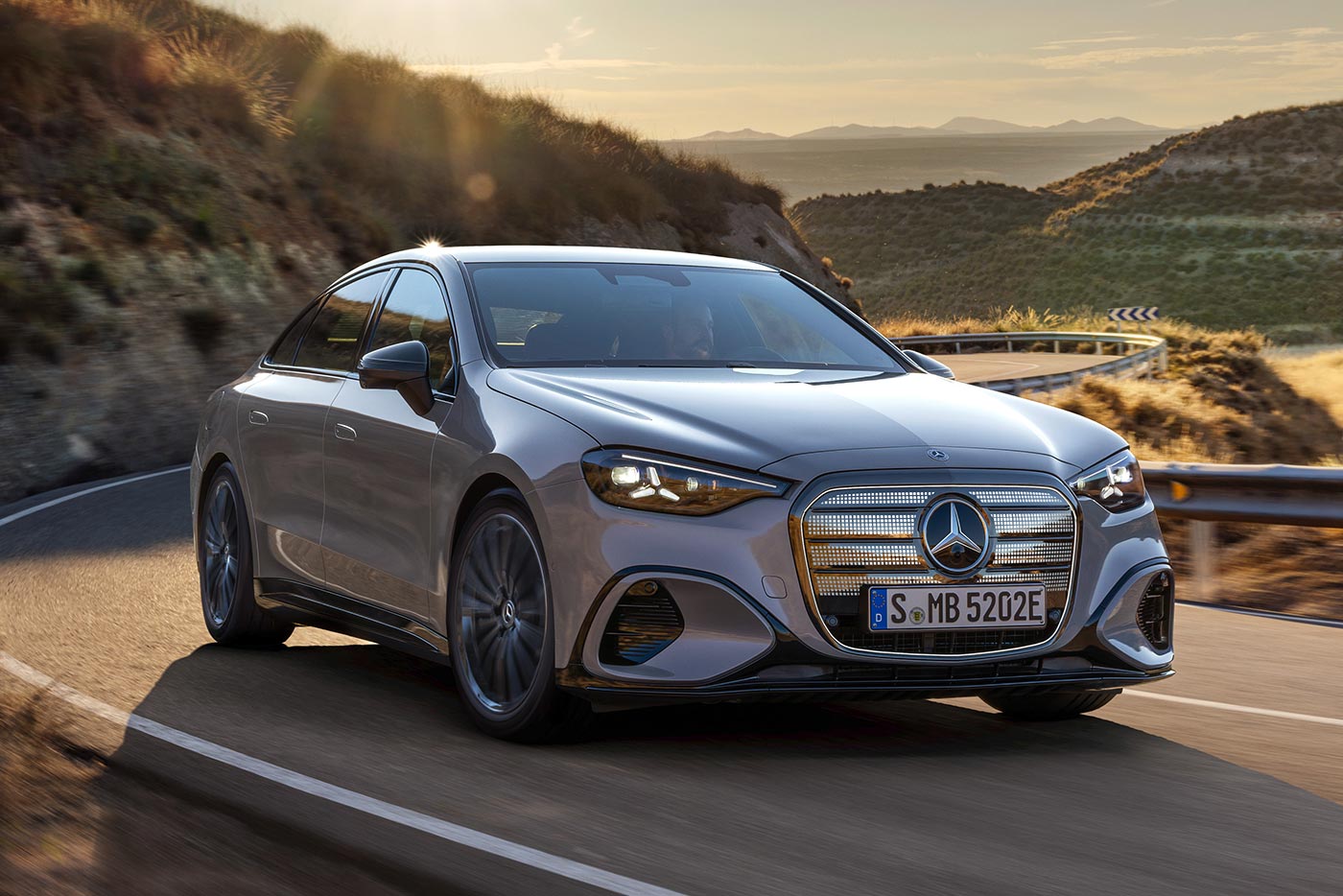 Nέα Mercedes C-Class Electric μπαίνει για πρώτη φορά στην πρίζα