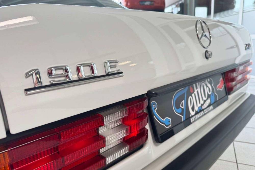 https://cdn.autogreeknews.gr/wp-content/uploads/2026/04/Mercedes_190_E_1991_for_sale-10.jpg