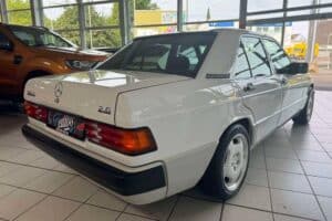 Mercedes 190E με 14.000 χλμ. λες και ανήκει σε μουσείο