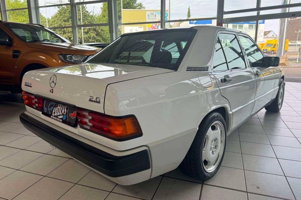 Mercedes 190E με 14.000 χλμ. λες και ανήκει σε μουσείο