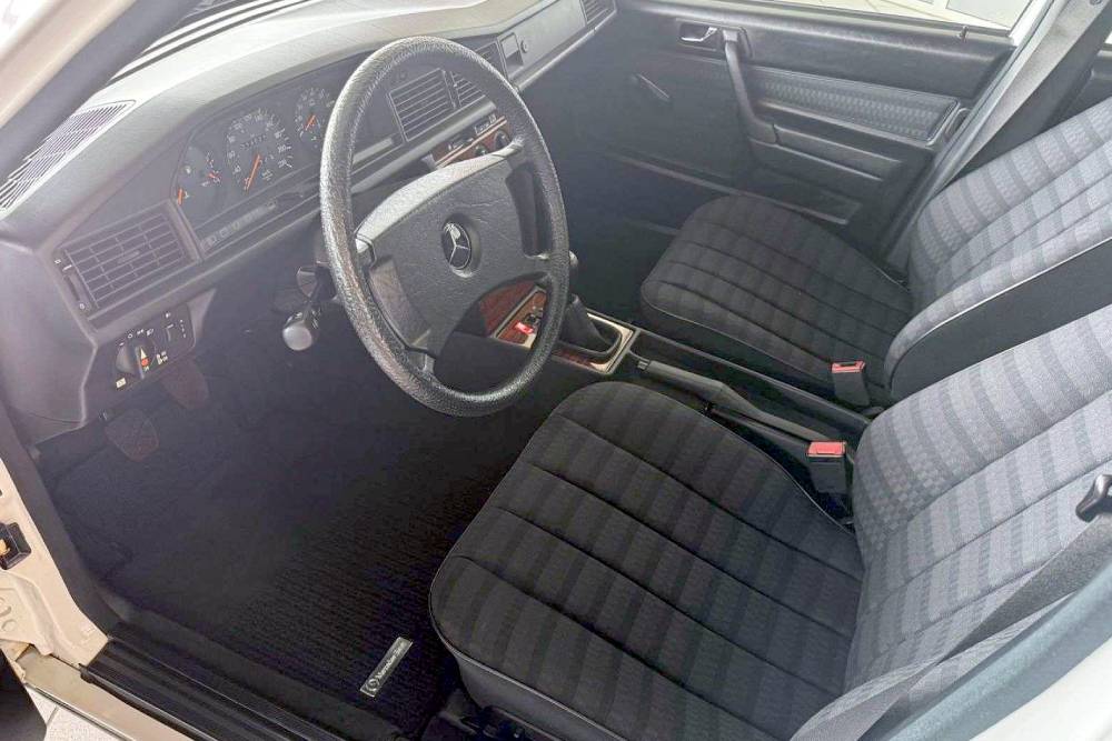 https://cdn.autogreeknews.gr/wp-content/uploads/2026/04/Mercedes_190_E_1991_for_sale-8.jpg