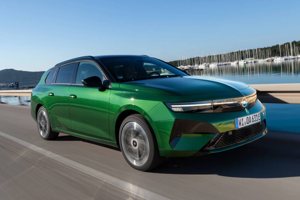 https://cdn.autogreeknews.gr/wp-content/uploads/2026/04/NewOpelAstraSportsTourerElectric-1-1.jpg