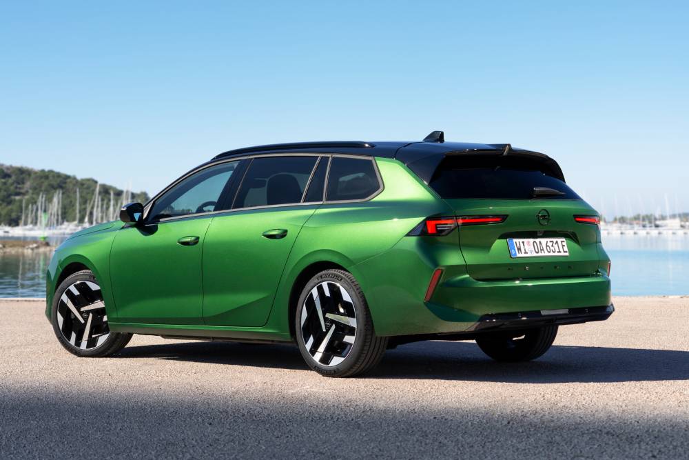 https://cdn.autogreeknews.gr/wp-content/uploads/2026/04/NewOpelAstraSportsTourerElectric-4-1.jpg
