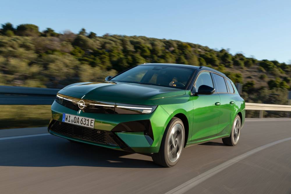 https://cdn.autogreeknews.gr/wp-content/uploads/2026/04/NewOpelAstraSportsTourerElectric-5.jpg