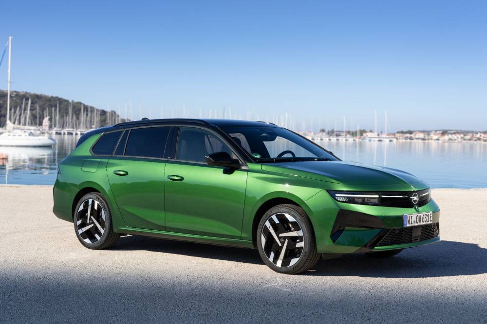 https://cdn.autogreeknews.gr/wp-content/uploads/2026/04/OpelAstraSportsTourerElectric-5-1.jpg