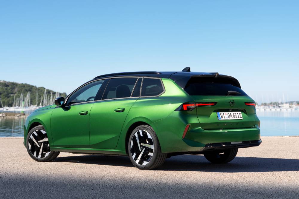 https://cdn.autogreeknews.gr/wp-content/uploads/2026/04/OpelAstraSportsTourerElectric-6-1.jpg