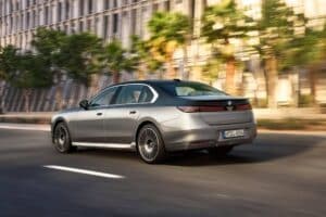 P90636112_lowRes_bmw-740-xdrive-04-20 (1)