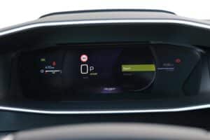 Peugeot 2008 Hybrid interior (14)