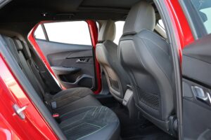 Peugeot 2008 Hybrid interior (19)