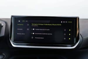 Peugeot 2008 Hybrid interior (8)