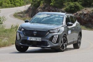 Peugeot-2008-Hybrid-strofi