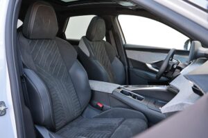 Peugeot 3008 Hybrid interior (4)