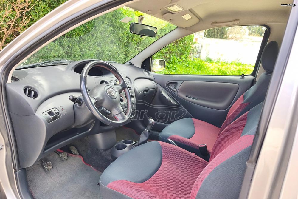 https://cdn.autogreeknews.gr/wp-content/uploads/2026/04/Toyota-Yaris-2005-5.jpg