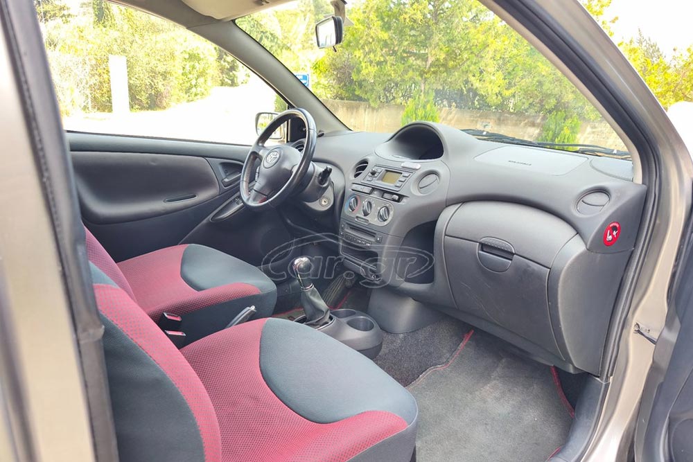https://cdn.autogreeknews.gr/wp-content/uploads/2026/04/Toyota-Yaris-2005-6.jpg