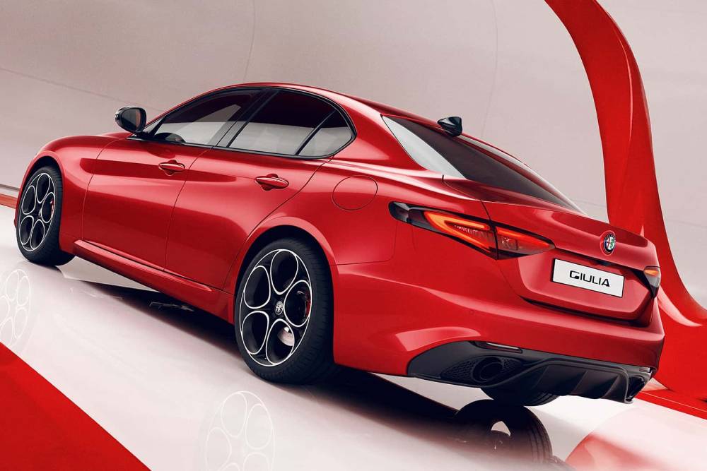 https://cdn.autogreeknews.gr/wp-content/uploads/2026/04/alfa-romeo-giulia-pack-performance-2026-2.jpg
