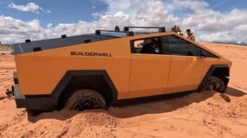 Cybertruck πήγε να βοηθήσει και κόλλησε το ίδιο (+video)