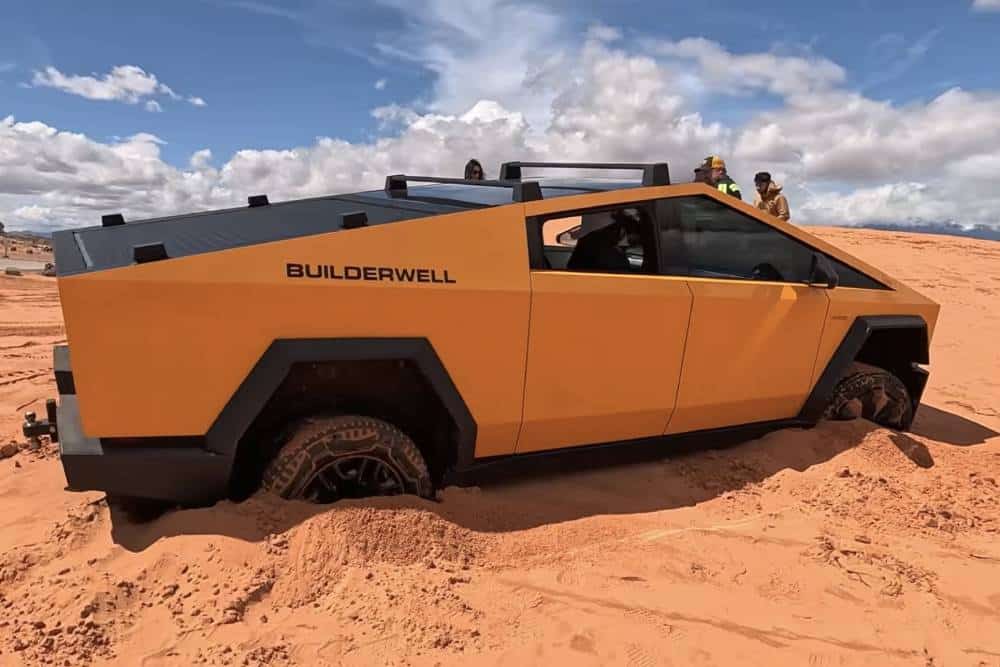 Cybertruck πήγε να βοηθήσει και κόλλησε το ίδιο (+video)