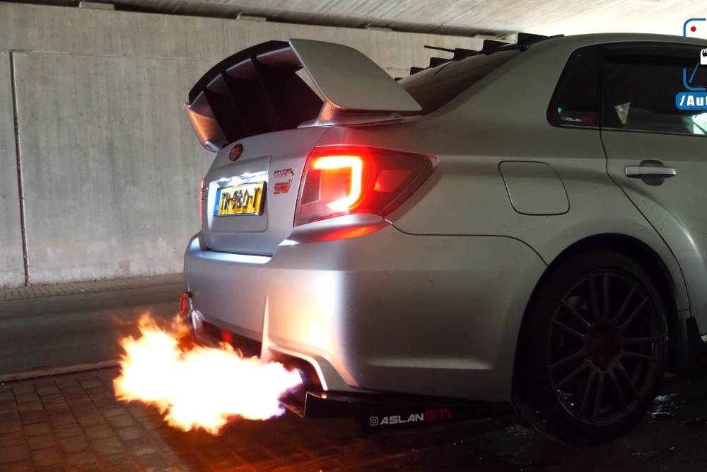 https://cdn.autogreeknews.gr/wp-content/uploads/2026/04/impreza-wrx-sti-flames.jpg