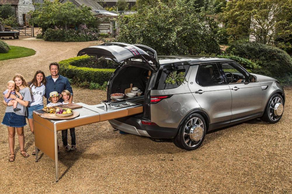 https://cdn.autogreeknews.gr/wp-content/uploads/2026/04/jamie-oliver-custom-land-rover-discovery.jpg