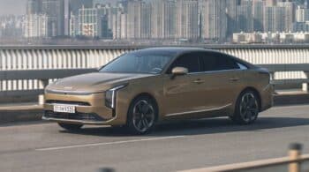 Νέα υπουργική και 5μετρη σεντανάρα Kia K8