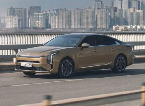 Νέα υπουργική και 5μετρη σεντανάρα Kia K8