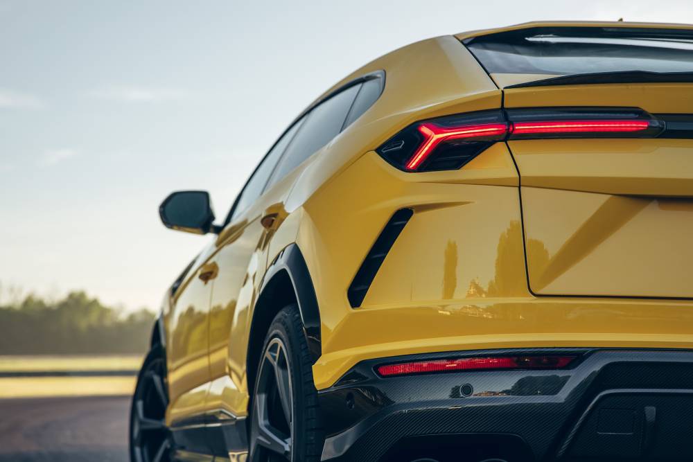 https://cdn.autogreeknews.gr/wp-content/uploads/2026/04/lamborghini_urus_shiny_black_package_1.jpg