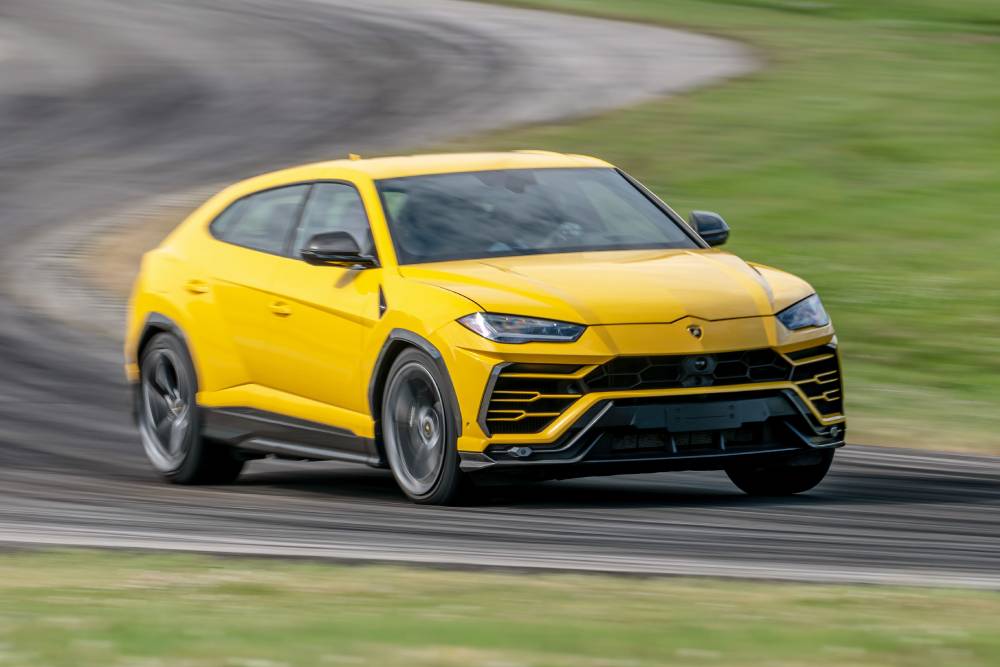 https://cdn.autogreeknews.gr/wp-content/uploads/2026/04/lamborghini_urus_shiny_black_package_9.jpg
