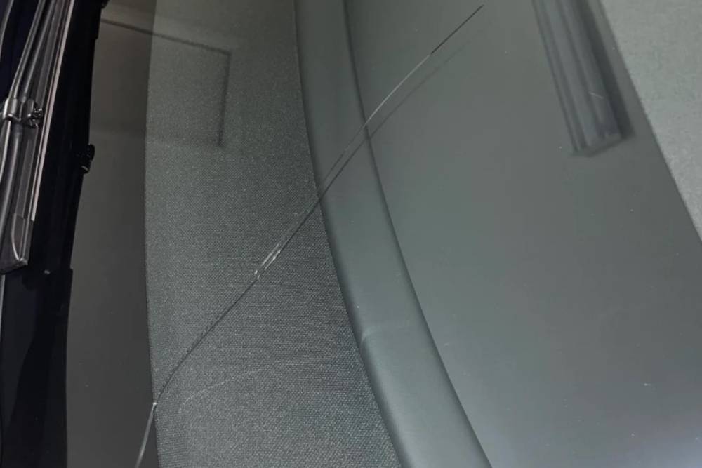 https://cdn.autogreeknews.gr/wp-content/uploads/2026/04/tesla-model-3-cracked-windshield.jpg