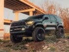«Χτιστό» Toyota 4Runner παραμερίζει άπαντες στο πέρασμά του